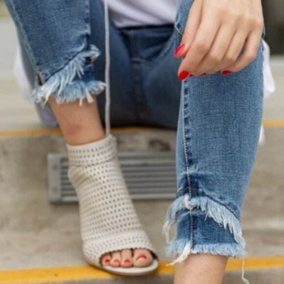 Distress Sinny Jeans - Picture 2 of 4